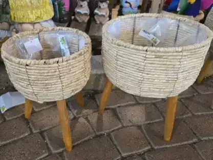 עציץ קש בצבע טבעי או לבן בקוטר 19 או 24 ס"מ עם ציפוי ניילון פנימי לחיפוי עציץ פורח על 3 רגלי עץ טבעי