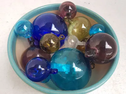 כדורי זכוכית צבעוניים לתליה