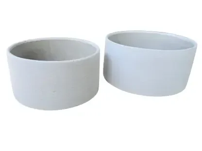 2 קערות בטון אפור חלק בצורת צילינדר