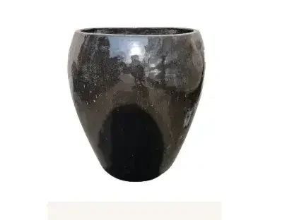 עציץ הולך וצר מגלזורה שחורה