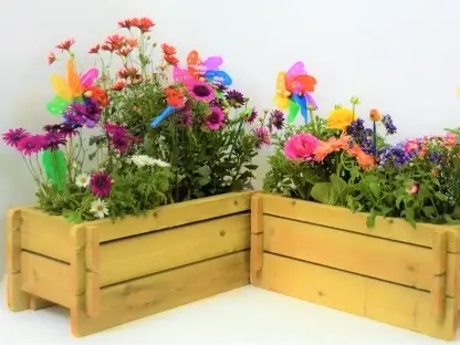 אדניות עץ עם פורחים אביביים