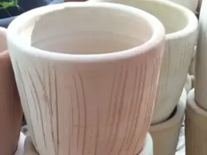 כד חברוני מעוטר בחריטה בשני גדלים לשתילה