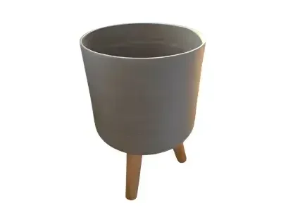 עציץ פלסטיק אפור עם רגלי עץ לחיפוי עציצים