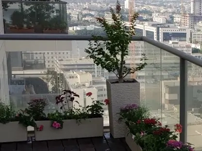 אדניות פיבר נמוכות לשמירת נוף בשילוב עם מיכלי פיבר מרובעים לשיחים גבוהים