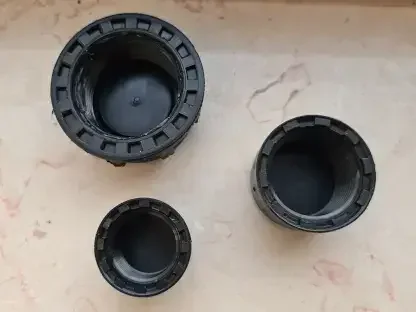 פקק פלסטיק שחור עם חלל הברגה פנימית בקוטר חצי, שלושת-רבעי, או אחד צול לסגירת ברז גן