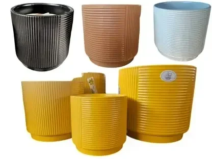 עציצי קרמיקה בגווני קרםן, אפור-בהיר, ורוד, ירוק-בהיר, שחור, כתום-אפרסק ועוד