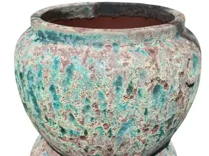 כד חרס עגול וכבד בטקסטורת טורקיז מיושן