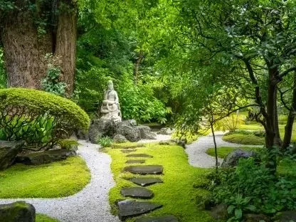 גן יפני מסורתי עם שביל אבנים, אזוב ואלמנט מדיטטיבי