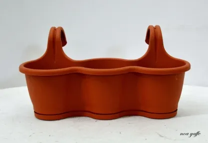 עציץ וו שלישיה חום טרקוטה ותחתית למעקה