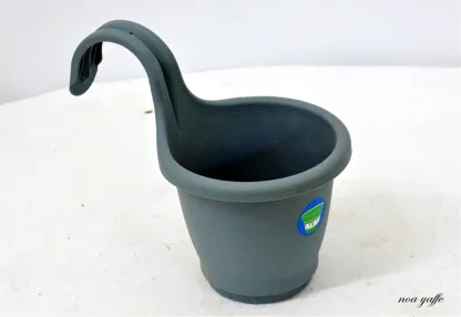 עציץ וו למעקה אפור כהה