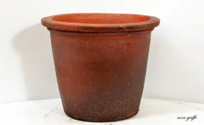 כד דמוי פלדה רחב שוליים