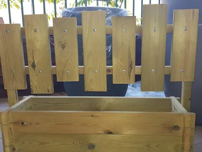 אדנית עץ עם גדר לאדנית פלסטיק 60