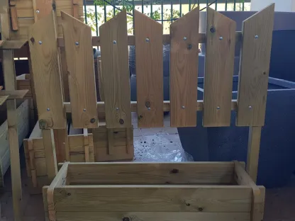 אדנית עץ עם גדר לאדנית פלסטיק 60