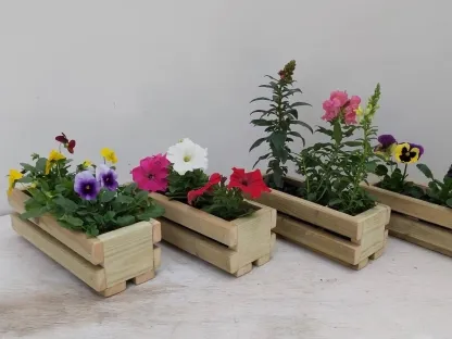 4* אדנית עץ קטנה עם 3 כוסיות פורחים עונתיים - בתמונה עונתיים של חורף