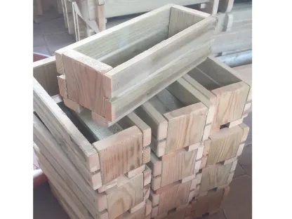 בית עציצים מעץ ל3 כוסיות פורחות