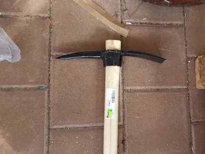 מקוש ידית עץ 750 גרם