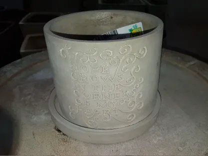 עציץ בטון מעוטר 012