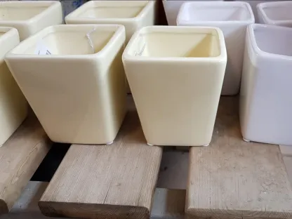 עציץ קרמיקה קטן רבוע קרם לשתילה