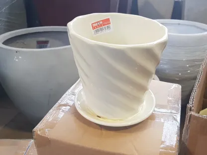 עציץ בגימור גלים אלכסוניים מקרמיקה