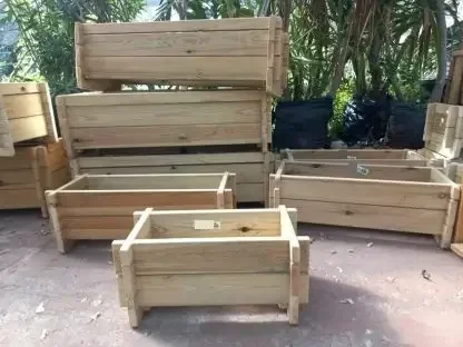 אדניות עץ מלבניות במספר גדלים לגינה ולמרפסת