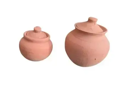שני סירי חרס קטנטנים עם מכסה בגוון טרקוטה