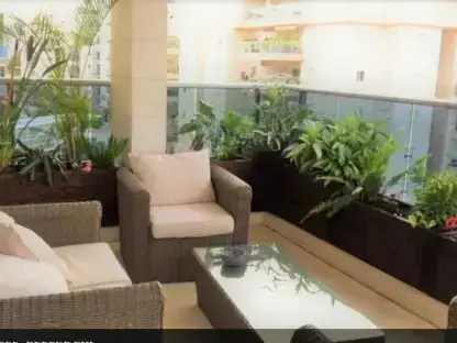 גינת מרפסת עם אדניות עץ קל שתיל