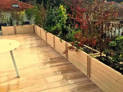 גינה במרפסת באדניות עץ צבועות