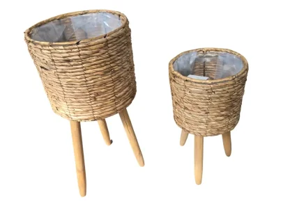 עציץ קש זהוב על רגלי עץ – זמין בשני גדלים