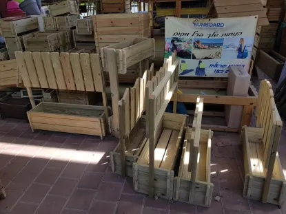 אדניות עץ עם אלמנט גדר להסתרה