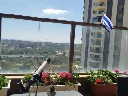 אדניות פורחות במרפסת פתוחה בקומה גבוהה.416x312