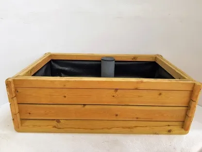 אדנית עץ לגידול ירקות  בנפח 125 ליטר הכוללת יריעת איטום, מכלול נקז,  מעץ טבעי מחוסם, מידות חיצוניות