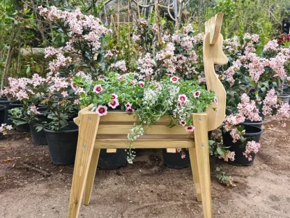 אדנית עץ דמוית אייל עם פרחי עונה צבעוניים