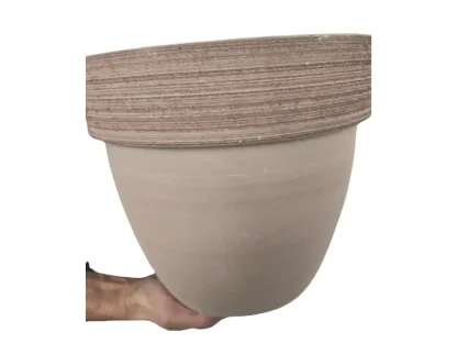 עציץ טרקוטה עגול אפור עם שוליים מעוצבים