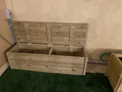 ספסל וארגז איכסון תוצרת קל שתיל וכן כל האדניות..