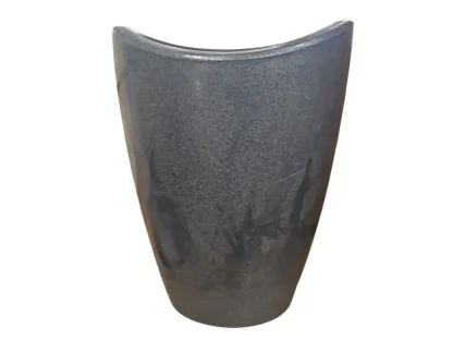 עציץ פלסטיק מעוצב בגוון אפור כהה מודרני