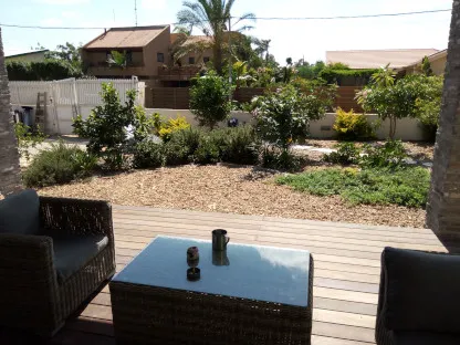 חיפוי רסק עץ בחזית גינה במכמורת