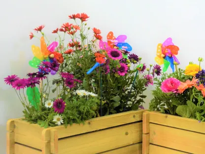 אדנית עץ עם מגוון פרחים ושבשבות