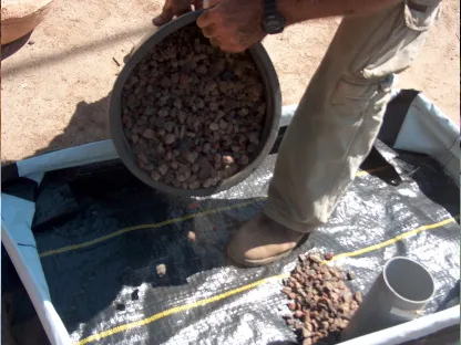 מילוי טוף במיכל שתילה מפלסטיק