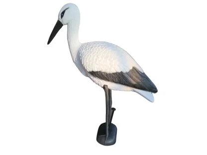 חסידה דקורטיבית עומדת, בצבע לבן עם כנפיים שחורות ומקור כהה, על בסיס שחור, מוצגת במבט צד.