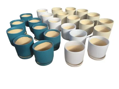 עציצים קרמיים עם תחתית תואמת, בקוטר 12 ס"מ, בצבע טורקי עיצוב עגול ונקי, מתאימים לצמחי בית קטנים וקיש