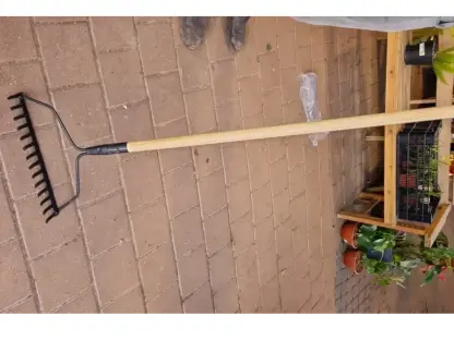 מגרפה לגינה עם ידית עץ