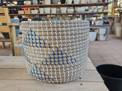 סלסלת עשב־ים בקוטר 30 ס״מ עם עיטור משולשים כחולים