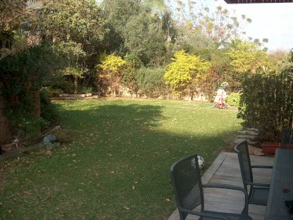 גינה מעל חניון