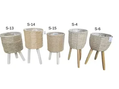 עציצי קש עם רגליים במגוון צורות וקליעות