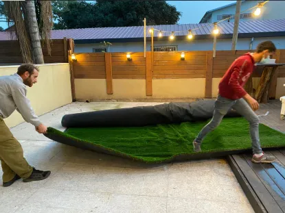 פריסת דשא סינטטי