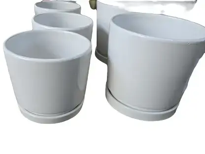 עציץ קרמיקה עם תחתית צמודה בקוטר 14.5 או 17.5 ס"מ לשתילה במבצע מיוחד לחג בצבע לבן