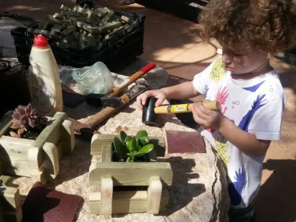 משתתף בונה אדנית עץ לילדים