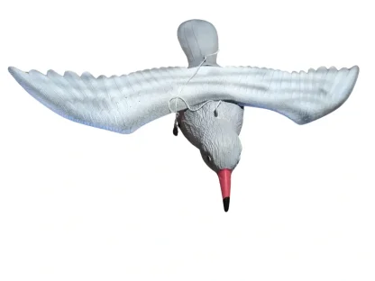 שחף דקורטיבי בצבע אפור-לבן, פרוש כנפיים, מקור אדום-שחור, תלוי בחוט  מוצג במבט חזיתי.